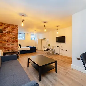central-brighton-seafront-studio-king-size-bed-sleep-4-guests.brighton-hotels-england.com/